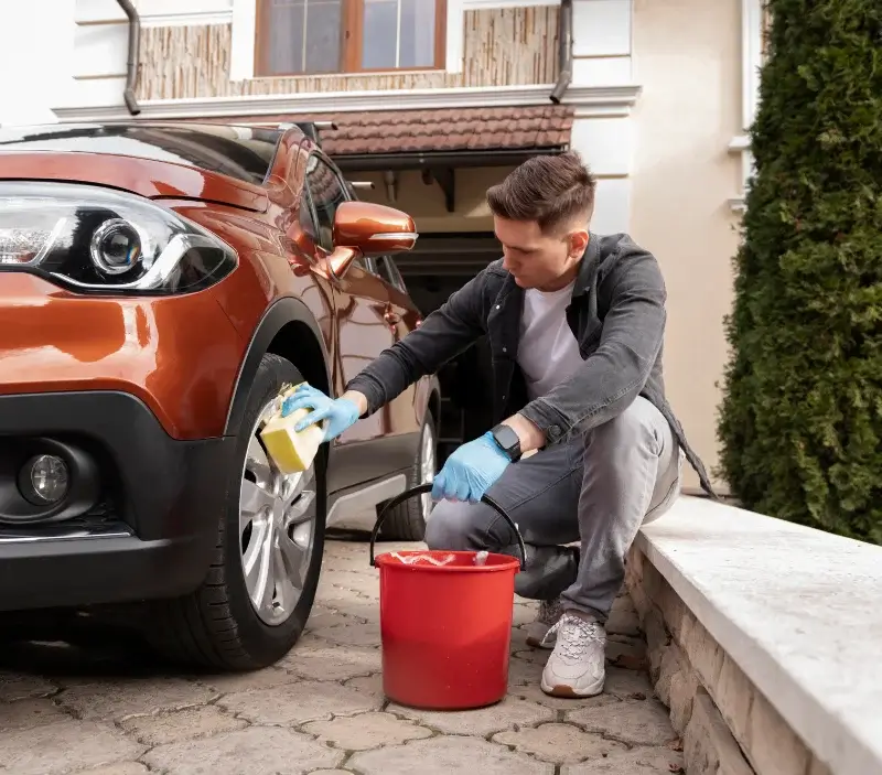 Lavage auto à domicile Santa-Maria-Poggio : professionnel intervenant sur un véhicule